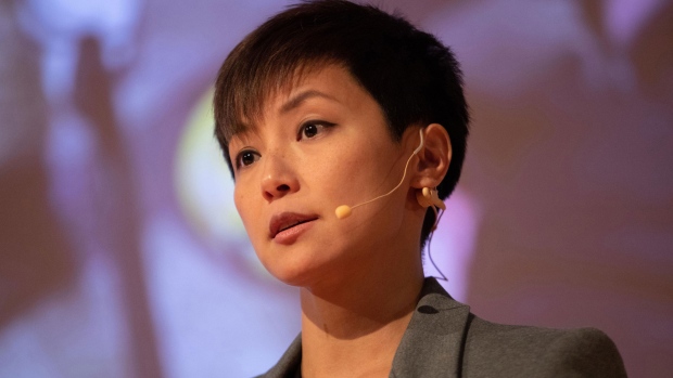 Bintang pop Hong Kong Denise Ho ditangkap oleh polisi keamanan nasional
