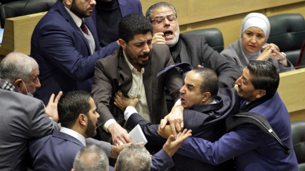 Perdagangan anggota parlemen Yordania meledak di tengah diskusi panas tentang hak-hak perempuan