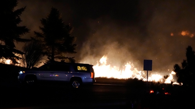 Kebakaran hutan Colorado membakar ratusan rumah, memaksa evakuasi