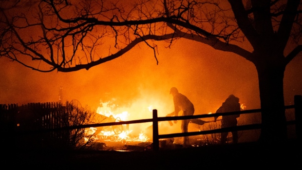 Ribuan orang mengungsi saat kebakaran hutan Colorado membakar ratusan rumah