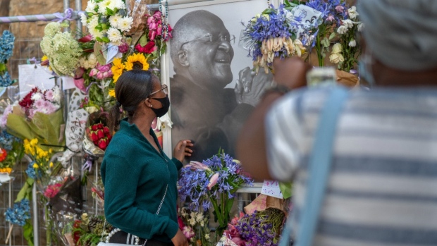 ‘Raksasa moral’: Orang Afrika Selatan memberi hormat kepada Tutu