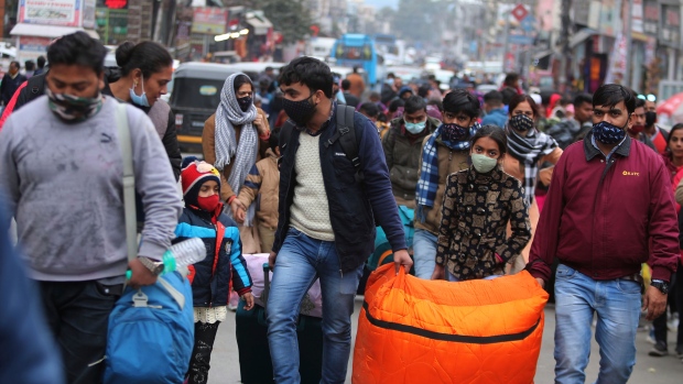 12 morti tra la folla nel famoso santuario indù in Kashmir