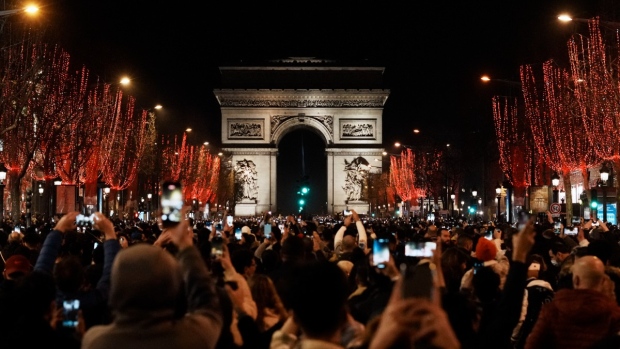 Prancis: Malam Tahun Baru melihat lebih sedikit mobil yang terbakar
