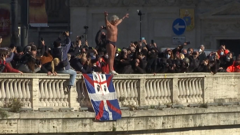 New Year divers take plunge in Tiber river