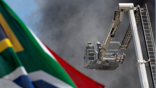 Parlemen Afrika Selatan di Cape Town terbakar