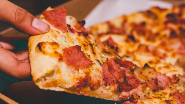 L’azione legale dice che un adolescente è costretto a mangiare la pizza nonostante la religione