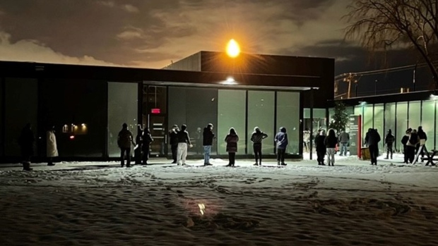 Quebecers waiting hours in the cold to get vaccinated against COVID-19