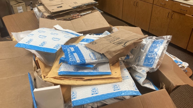 Hampir 600 paket Amazon ditemukan dibuang di dekat Kota Oklahoma