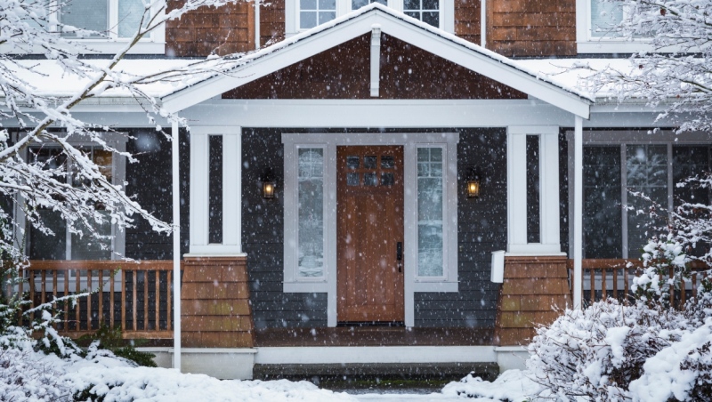 Snow falls in front of a residential home. (Getty Images) 