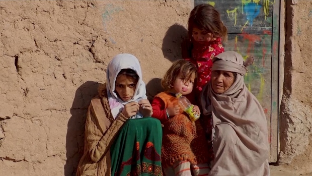 Afghanistan: Keluarga Afghanistan melakukan tindakan terakhir sambil menunggu pelarian