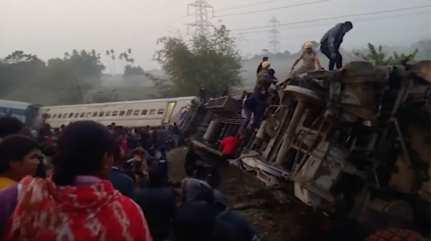 Kereta api India tergelincir, 9 orang tewas
