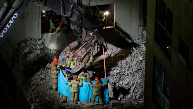 Tim penyelamat Korea Selatan menarik mayat dari lokasi konstruksi yang runtuh