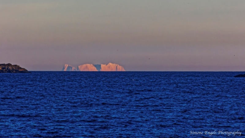 The photographer believes the iceberg was actually a mountain located about 200 kilometres away, which could be seen through a rare superior mirage: (Simone Engels)