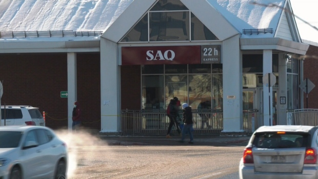 Karyawan toko minuman keras Quebec diskors tanpa batas waktu setelah diduga meninju pelanggan karena ketidaksetujuan topeng