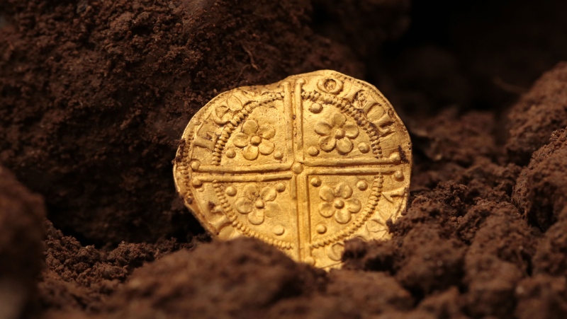 The gold coin was discovered by a metal detector in a farm field in Hemyock in Devon. (Courtesy Spink via CNN)
