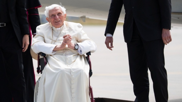 Mantan Paus Benediktus gagal bertindak dalam kasus pelecehan: lapor