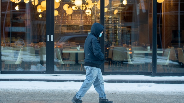 A man walks by an empty restaurant following a COVID-19 press briefing by Quebec Premier Francois Legault in Montreal, Thursday, January 20, 2022. The COVID-19 pandemic continues in Canada and around the world. THE CANADIAN PRESS/Graham Hughes 
