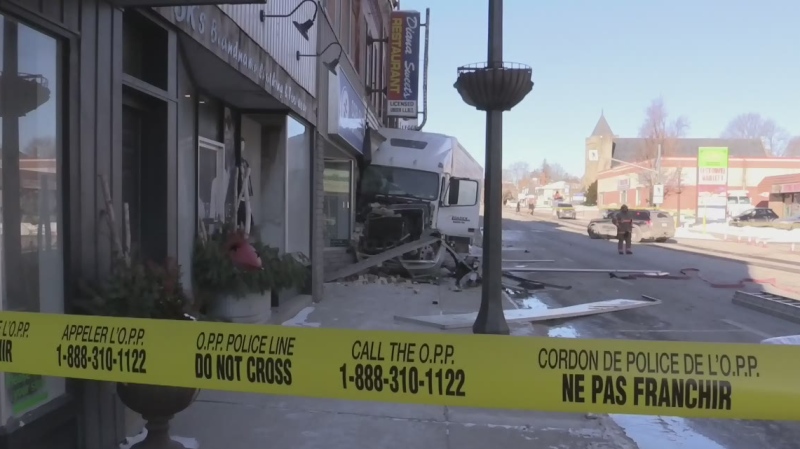 RAW: Truck crashes into building in Listowel, Ont.