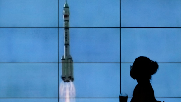 Puing-puing dari uji coba rudal Rusia hampir menyerang satelit China