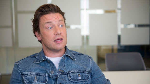 Jamie Oliver mengatakan dia menyewa spesialis apropriasi budaya untuk memberi nasihat tentang buku masak