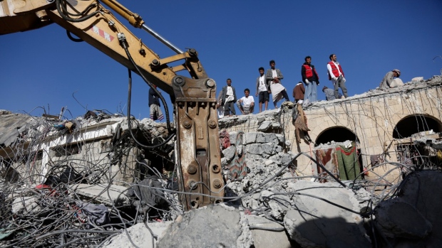 Yaman: Internet kembali, serangan udara menciptakan pemadaman empat hari