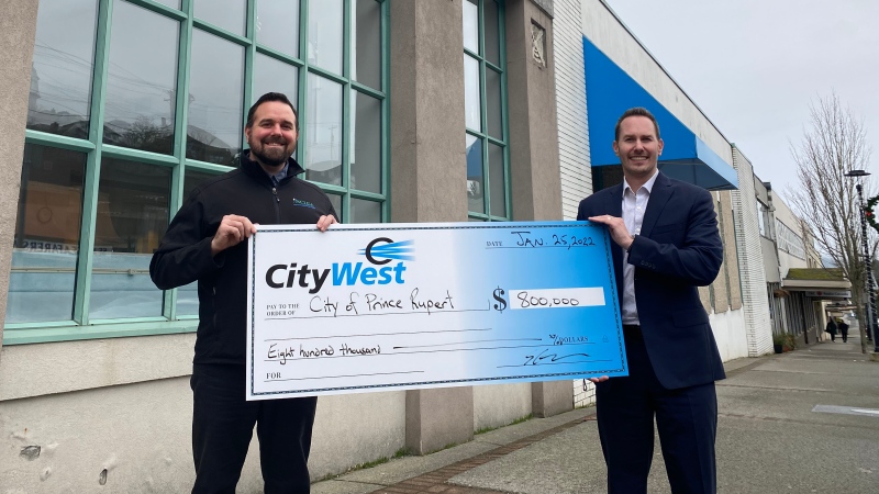 CityWest CEO Stefan Woloszyn giving the $800,000 cheque to Prince Rupert Mayor Lee Brain (Source: CityWest).