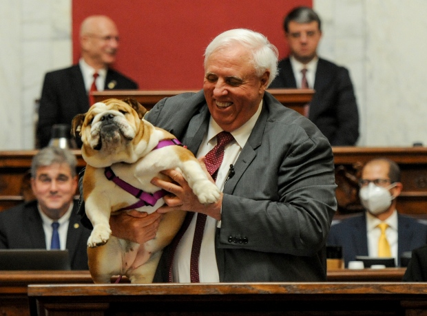 Jim Justice: il governatore  dice a Bette Midler di baciare l'”heinie” del suo cane