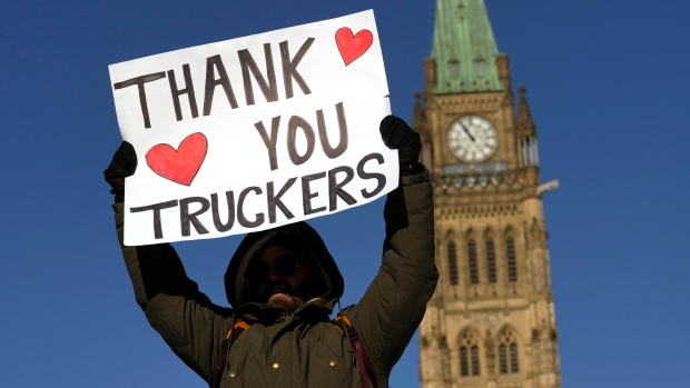 ‘Rally kebebasan’: Pengemudi truk, pendukung berkumpul di Ottawa