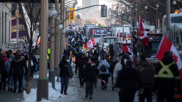 Staf penampungan tunawisma Ottawa dilecehkan oleh pengunjuk rasa konvoi yang menuntut makanan