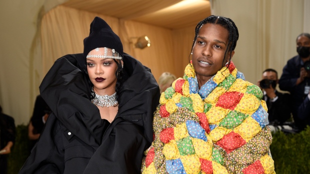 Rihanna hamil, debut berjalan-jalan dengan A$AP Rocky
