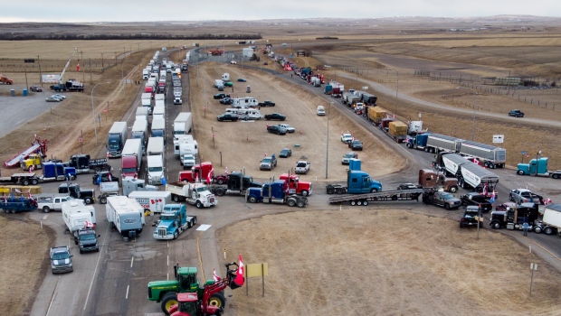 Truck blockade continues at U.S. border as RCMP ready to make arrests, tow vehicles