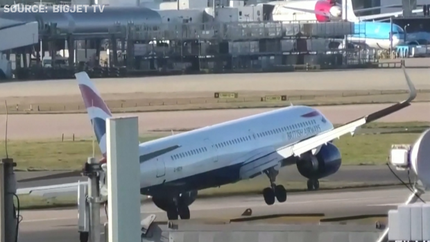 Pesawat yang melawan angin kencang hampir jatuh di Heathrow