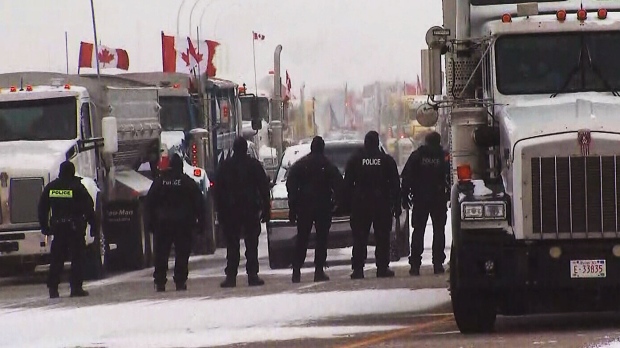 RCMP moving in on truck blockade at U.S.-Canada border in Alberta