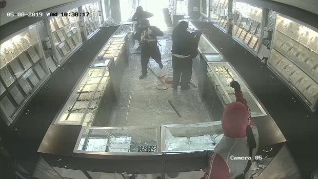 Perampok melakukan penembakan di depan umum untuk mengalihkan perhatian dari perampokan toko perhiasan di wilayah Toronto: video pengadilan