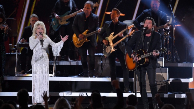 Dolly Parton menjadi pembawa acara Academy of Country Music Awards