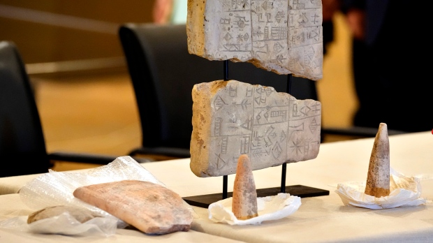 Lebanon returns 337 artifacts of different eras to Iraq
