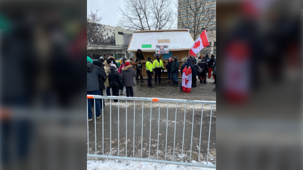 Para pengunjuk rasa memindahkan persediaan, gudang kayu keluar dari taman pusat kota Ottawa