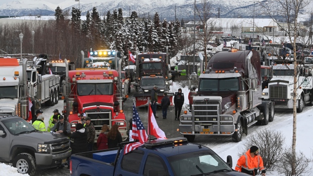 Pengemudi truk Alaska membentuk konvoi untuk mendukung protes Kanada