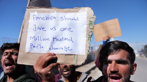 Gli afgani protestano contro la decisione degli Stati Uniti di sbloccare 3,5 miliardi di dollari per le vittime dell’11 settembre