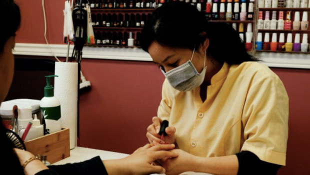 Techniciennes en pose d’ongles exposées à des niveaux élevés de produits chimiques dans les salons canadiens : étude