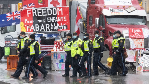 Ottawa police start limiting access to downtown, issue new warning to convoy protesters