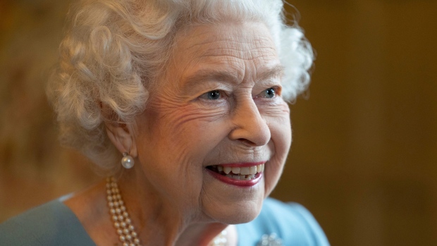 La reina Isabel II da positivo por COVID-19