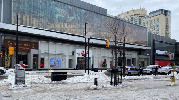 Heavy police presence at Rideau Centre mall in Ottawa