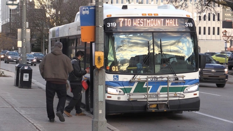 Riders board a London Transit bus. (Daryl Newcombe / CTV News)