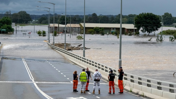 500,000 people on flood alert as rain lashes Sydney