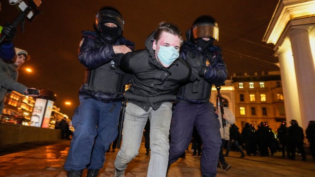 Rusia menindak media, protes saat perang Ukraina berkecamuk