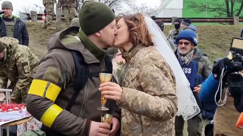 Ukrainian reservists marry at Kyiv checkpoint