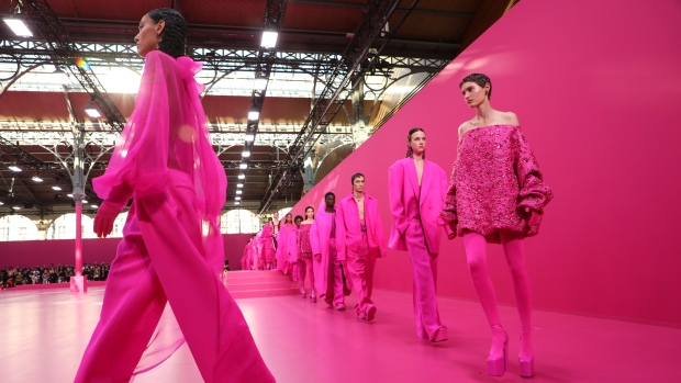 Valentino menjadi ‘cantik dalam warna pink’ di acara Paris yang berani