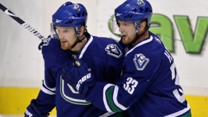 hat-trick lifts Canucks over Thrashers 