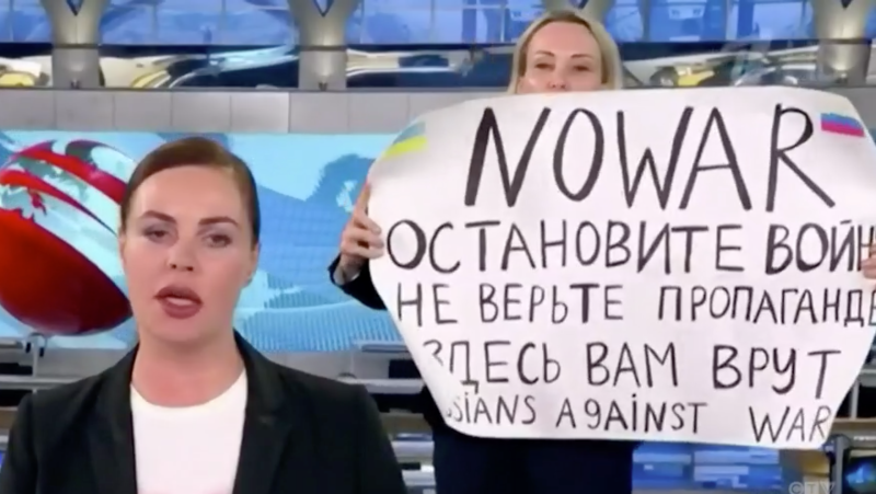 Russia-Ukraine: Protester interrupts Russian state TV | CTV News